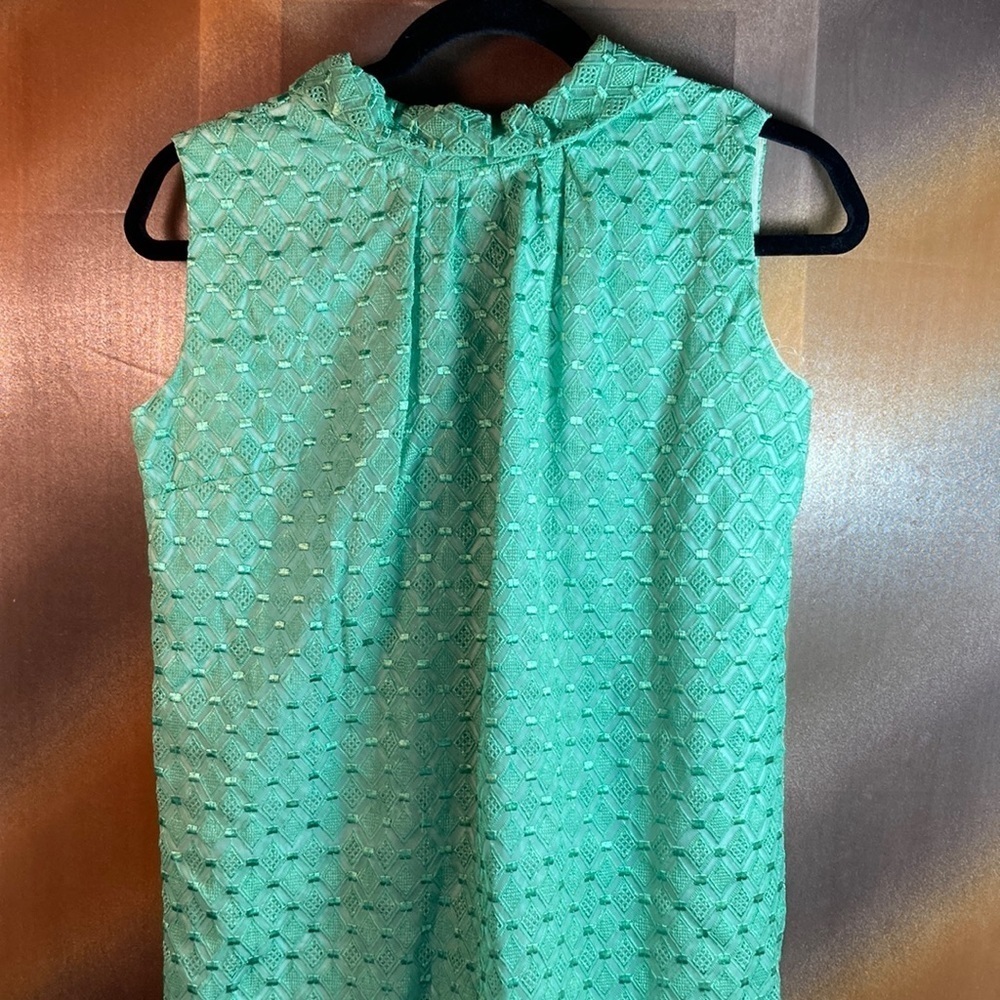 Vintage 60’s mint green sheath dress with lace overlay. 36” chest 34” waist 125‎